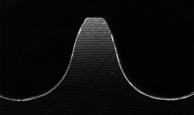 × ローアングル照明（黒背景）